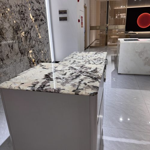 Ốp bếp xuyên sáng: Bí mật khiến căn bếp “đắt giá” hơn