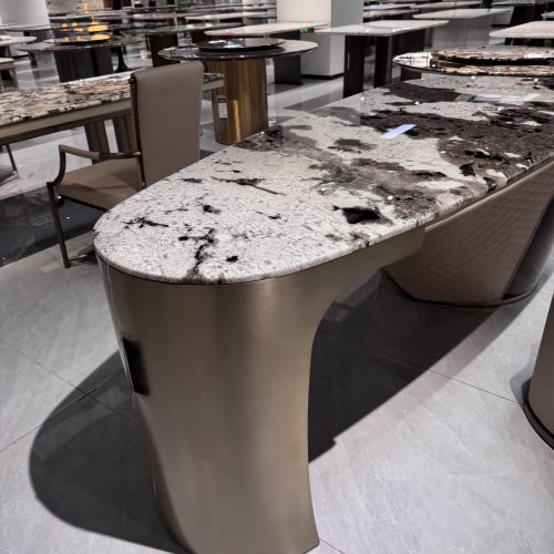 Vì sao bàn đảo đá xuyên sáng trở thành xu hướng của nhà sang?