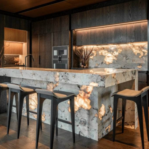 Tại sao đá xuyên sáng là lựa chọn ốp bếp thông minh?